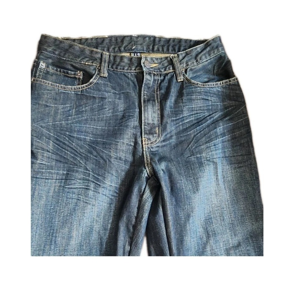 Kenneth Cole JEANS Men's 32 X30 Dark Wash Denim With Fading. Model Is 5.8"150